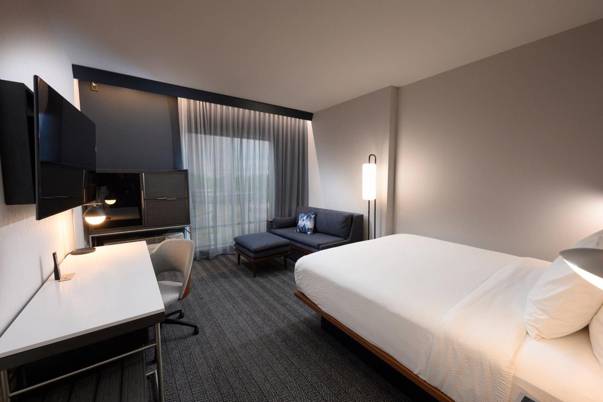 คอร์ตยาร์ด บาย แมริออท ชาร์ลอตต์ เวเวอร์ลี Hotel บัลแลนไทน์ ภายนอก รูปภาพ